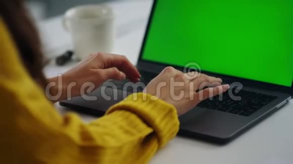 特写商务女性手在绿色屏幕的笔记本电脑上工作视频的预览图
