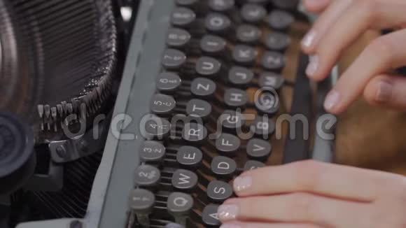 女人手在一台旧打字机上视频的预览图