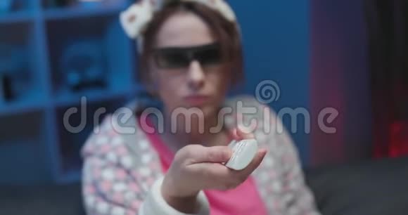 有趣的年轻女人在3D眼镜看电影吃爆米花电影中人们真诚的情感生活方式视频的预览图