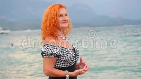 迷人的祖母在海边的避暑胜地放松视频的预览图