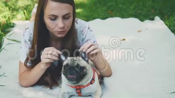 微笑的女士正在和她的狗空闲时间女人和她的小狗在大自然中放松快关门副本视频的预览图