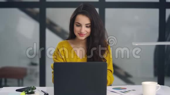 快乐商务女性在工作场所关闭笔记本电脑放松的女孩伸展身体视频的预览图