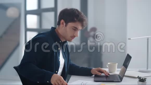 专注的商人在室内阅读文件严肃的家伙在看工作文件视频的预览图