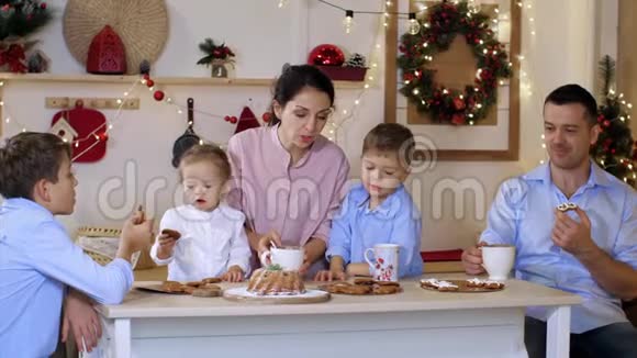 全家人都在圣诞前夜喝着带饼干的茶视频的预览图