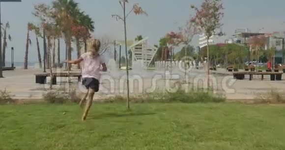 年轻女孩在城市公园夏天跑得很快视频的预览图