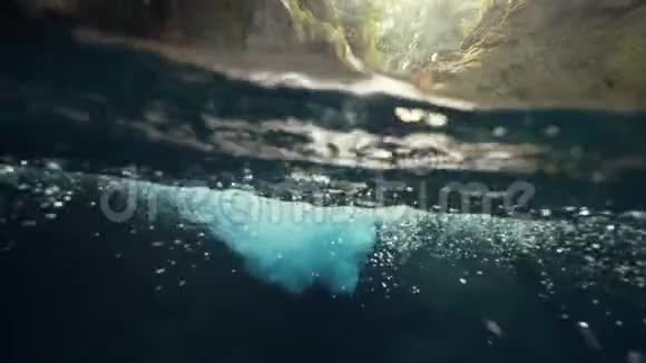 在瀑布下半边分景有水泡沫和气泡视频的预览图