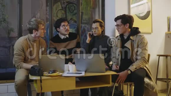 商人在咖啡馆打电话企业家在室内与同事交谈视频的预览图