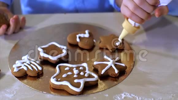 两个兄弟正在家里的厨房里用糕点包装饰一个圣诞饼干视频的预览图