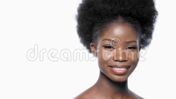 年轻漂亮的黑人美女留着非洲发型微笑着视频的预览图