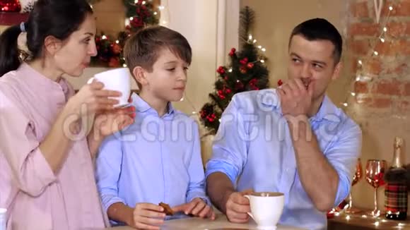 一家人在圣诞前夜喝着自制饼干的茶视频的预览图