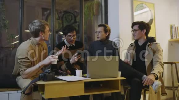 商人在咖啡馆开会企业家一起讨论项目视频的预览图