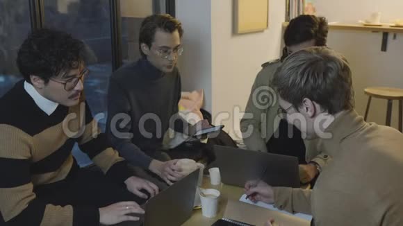 商人们在咖啡馆休息讨论新项目计划的同事视频的预览图