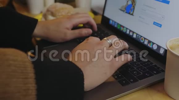 商人用笔记本电脑浏览互联网手提电脑的自由职业者视频的预览图