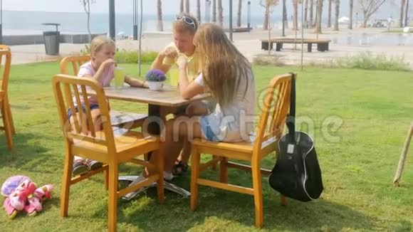 家人在户外聊天喝柠檬水视频的预览图