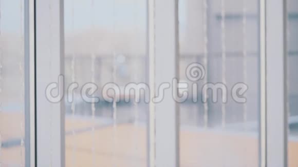 正式套房的商人站在全景窗口前可以看到城市景色严肃的男人侧写视图外舷视频的预览图