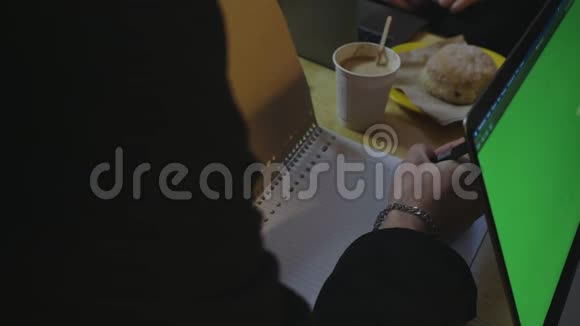 商人在咖啡馆用笔记本做笔记商人在室内开会视频的预览图