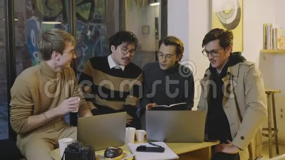 体贴的商人在咖啡馆开工作会议商业人士使用笔记本电脑视频的预览图