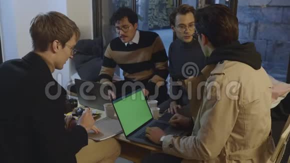 企业家在咖啡馆谈论工作从事手提电脑工作的商人视频的预览图