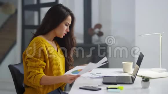 关闭烦扰的商界女性在办公室阅读文件视频的预览图