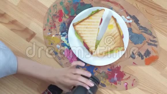 年轻摄影师拍三明治视频的预览图