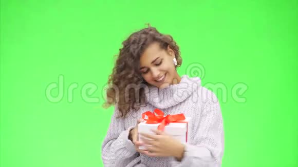 非洲裔美国妇女拿着带有红色丝带的礼品盒正在送给你最美好的祝愿快关门复制空间视频的预览图