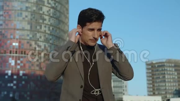 商人在街上用耳机听音乐男经理在外面跳舞视频的预览图