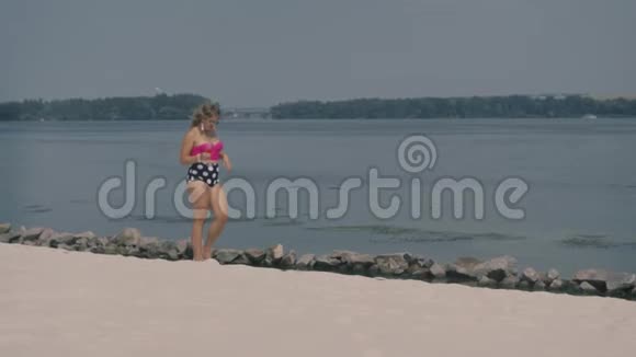 女孩在海滩上休息视频的预览图