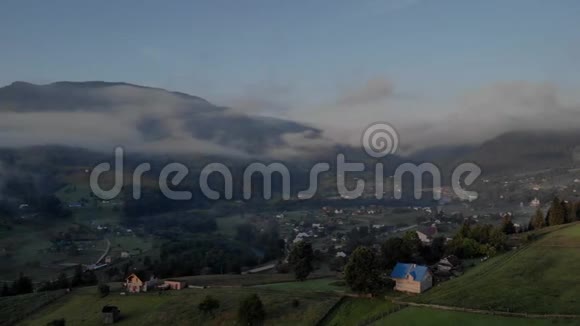 雾蒙蒙的乡村景观视频的预览图