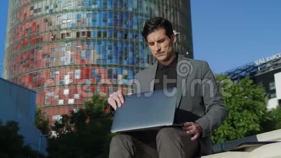 商人在户外打开笔记本电脑城市街道使用电脑的经理视频的预览图