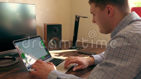 坐在笔记本电脑上工作的年轻人视频的预览图