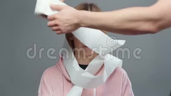 用卫生纸作为围巾射杀妇女视频的预览图