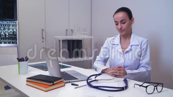 微笑的女人在医院视频的预览图