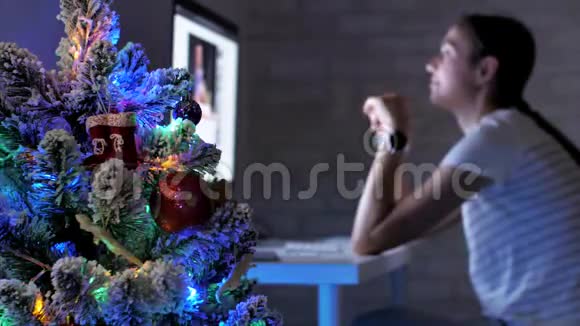圣诞前夜带着小女儿在桌面电脑上打视频电话的年轻女子视频的预览图