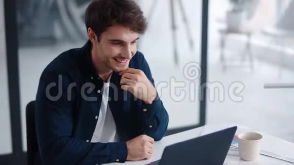 快乐男人看电脑屏幕的肖像有工作手提电脑的商人视频的预览图