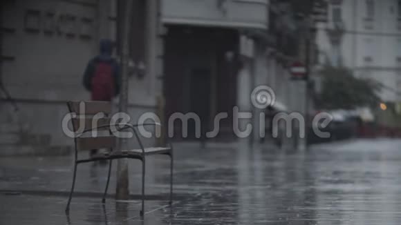 城市里灰蒙蒙的白天和细雨视频的预览图