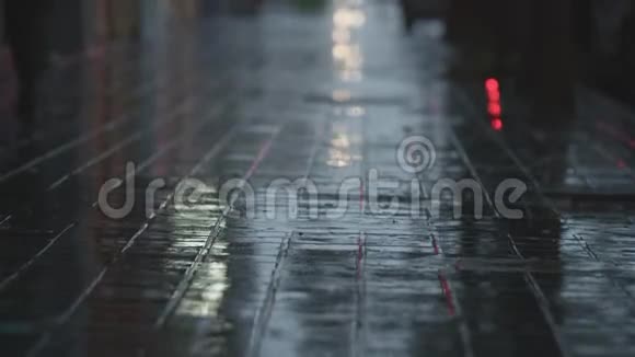 雨夜模糊的街道视频的预览图