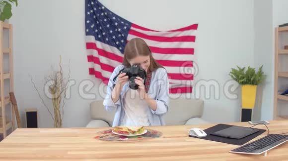 年轻的商业食品摄影师视频的预览图