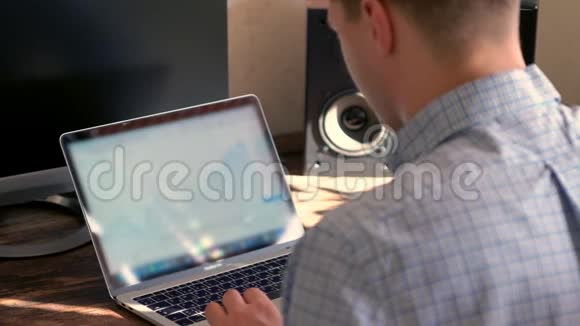 年轻的商人用笔记本电脑工作视频的预览图