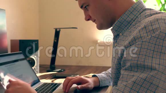 年轻的商人用笔记本电脑视频的预览图