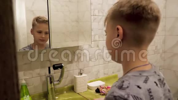 孩子在浴室梳头身体护理视频的预览图