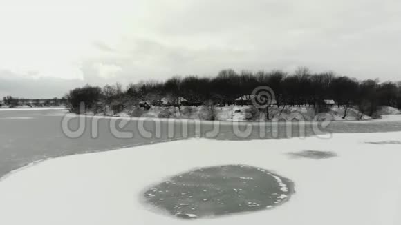冬季夹湖的绿化视频的预览图