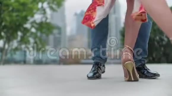 在布宜诺斯艾利斯跳舞的两名探戈舞者脚的特写镜头视频的预览图