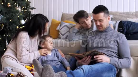 有两个孩子的家庭在圣诞前夜一起在家里度过视频的预览图