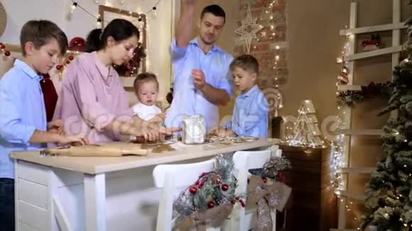 有许多孩子的家庭正在一起做饼干作为圣诞节视频的预览图