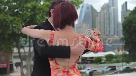 两名探戈舞者在曼德罗港表演的慢镜头视频的预览图