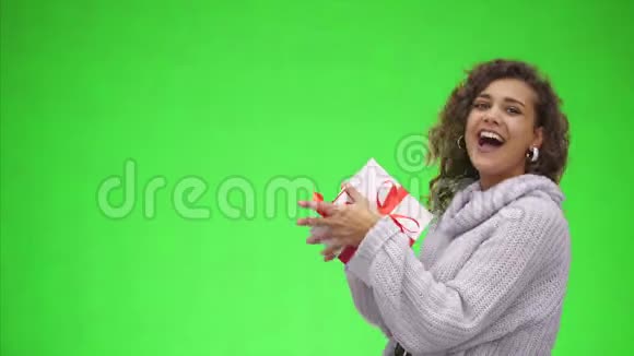 非裔美国妇女正在抓一个带有红色丝带的礼品盒并把它送给你最美好的祝愿快关门复制空间视频的预览图