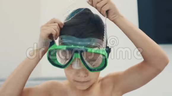 小男孩戴着护目镜复制空间4K视频的预览图