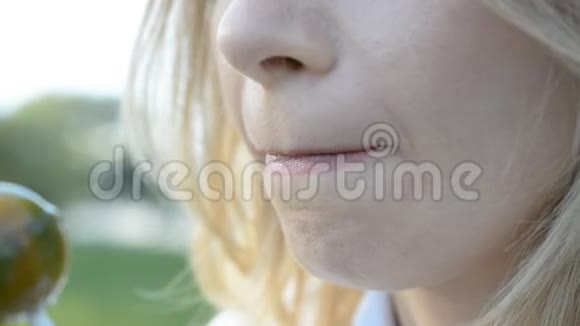 一个红唇的女人甜蜜地舔一个棒棒糖喜欢吃糖果视频的预览图
