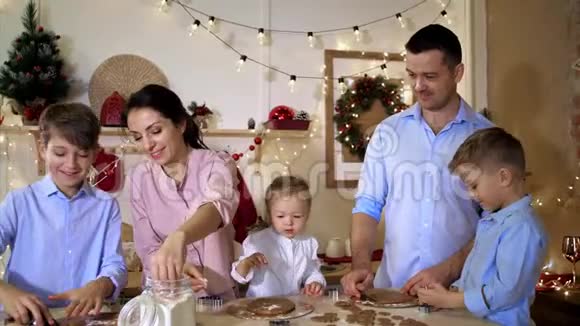 全家人一起为圣诞节做饼干玩得很开心视频的预览图