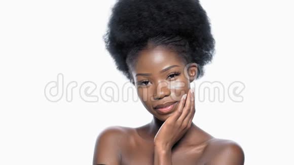 漂亮的美国黑人性感模特微笑着摆姿势视频的预览图